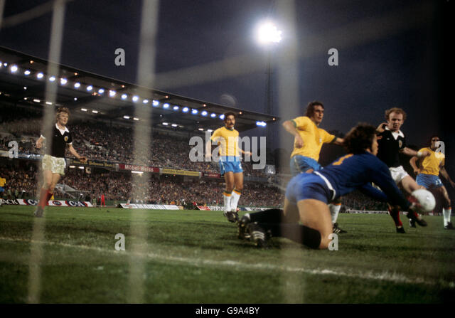 soccer-world-cup-west-germany-1974-group-2-scotland-v-brazil-waldstadion-g9a4by.jpg