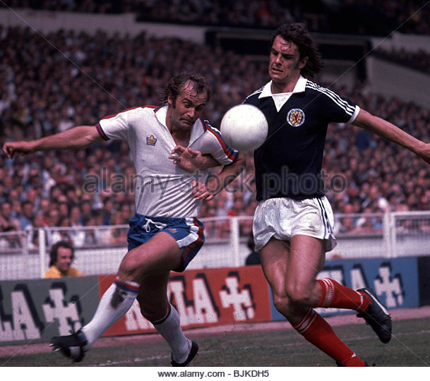 season-19771978-international-england-v-scotland-scotlands-joe-jordan-bjkdh5.jpg