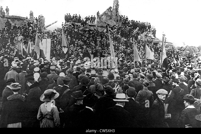 memorial-ceremonies-in-the-ruins-of-dixmude-belgium-1919-cw5xh3.jpg