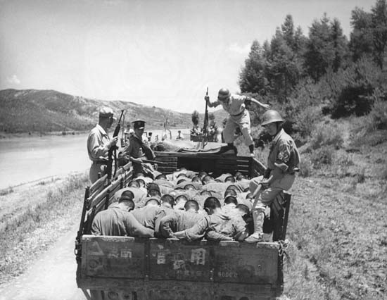 Korean-War-suspected-communist-partisans-being-taken-away-by-South-Korean-soldiers.jpg