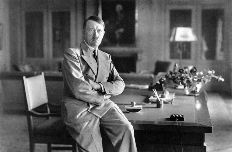 Adolf-Hitler-vestido-de-civil-en-su-despacho-en-1936.jpg