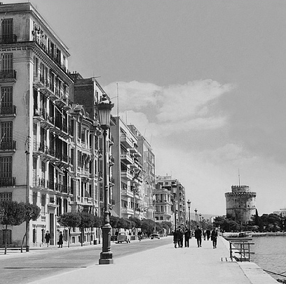 Thessaloniki-1960-seafront.png
