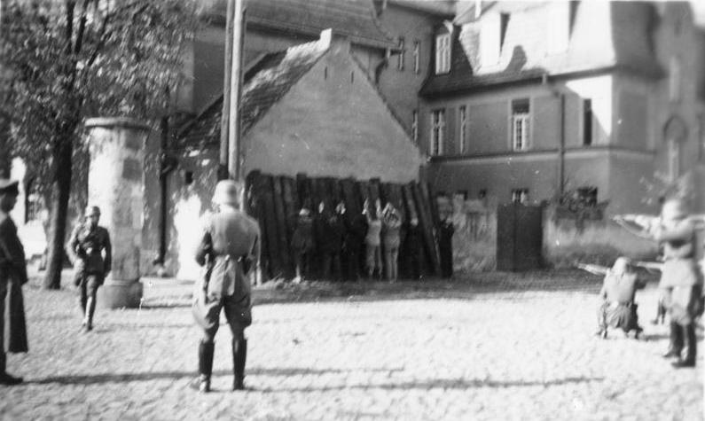Bundesarchiv_Bild_146-1968-034-19A%2C_Exekution_von_polnischen_Geiseln.jpg