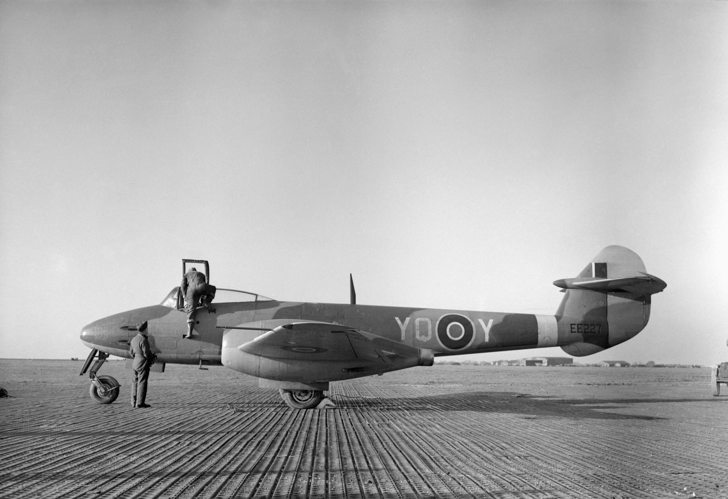 Aircraft_of_the_Royal_Air_Force%2C_1939-1945-_Gloster_Meteor._CL2926.jpg
