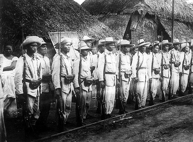 Insurgent_soldiers_in_the_Philippines_1899.jpg