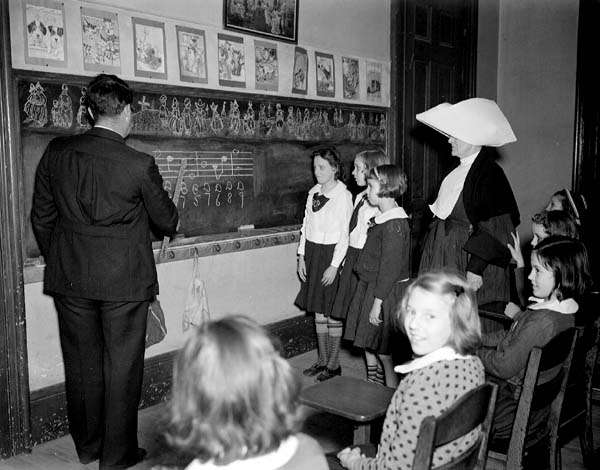 Music_Class_at_St_Elizabeths_Orphanage_New_Orleans_1940.jpg
