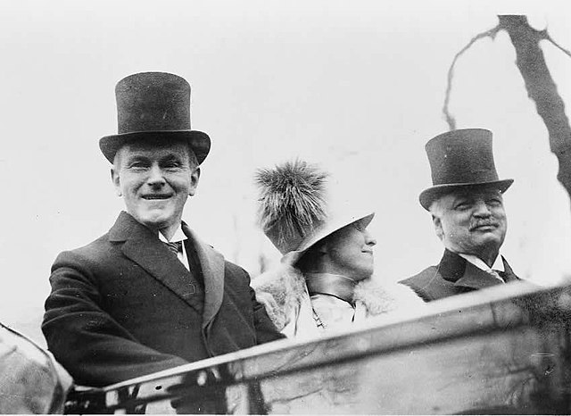 640px-Calvin_Coolidge%2C_Mrs._Coolidge_and_Senator_Curtis.jpg