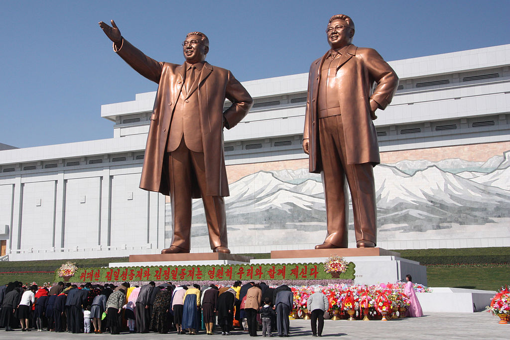 1024px-The_statues_of_Kim_Il_Sung_and_Kim_Jong_Il_on_Mansu_Hill_in_Pyongyang_%28april_2012%29.jpg