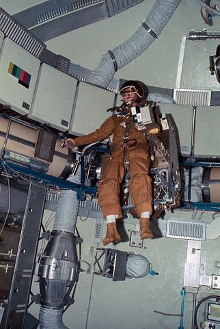 322px-Astronaut_Alan_Bean_flies_the_Astronaut_Maneuvering_Equipment.jpg
