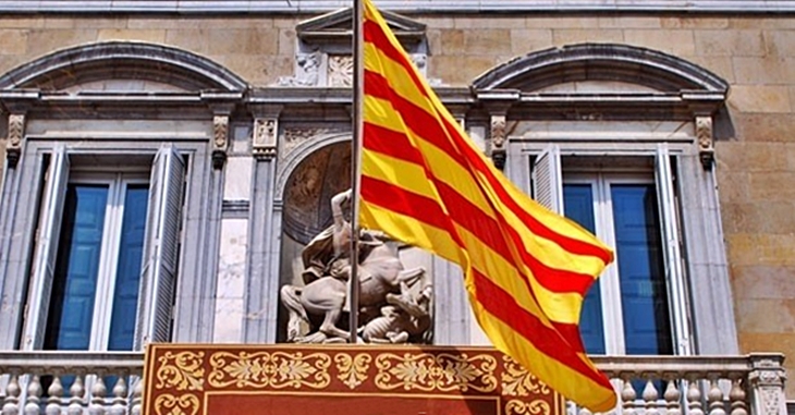 senyera-catalunya-gran-gegant-amb-anelles-pal-mastil.jpg