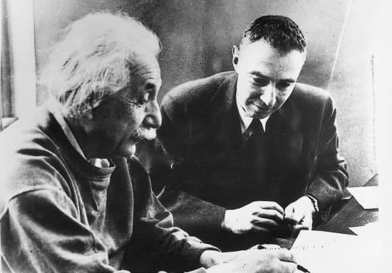 1314141-Albert_Einstein_et_Robert_Oppenheimer.jpg